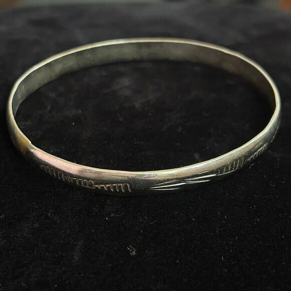 Vintage Handmade Marked Sterling Silver Mexico Hand Carved Bangle 2.65" 14 grams - Picture 1 of 7